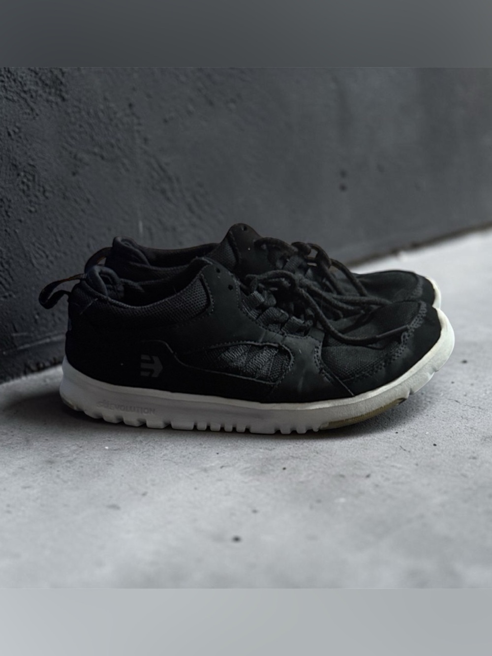 Etnies Black Sneakers with White Accents